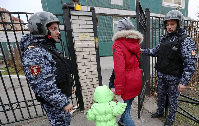 Lực lượng an ninh có mặt tại trường mầm non của Nga.