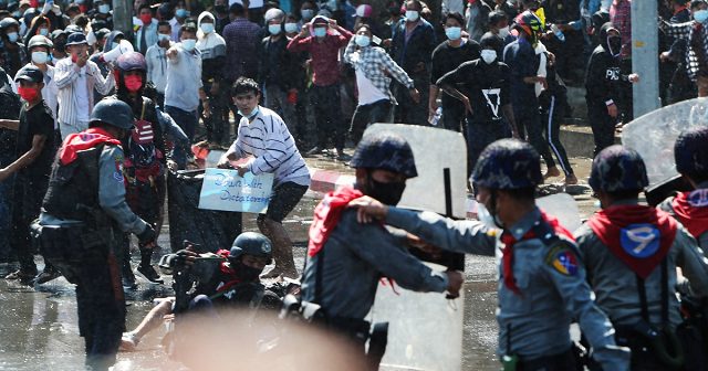 Cảnh sát và người biểu tình đụng độ ở Myanmar.