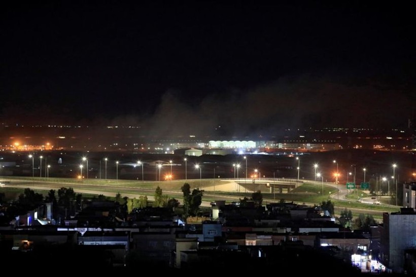 Khói bốc lên trên Erbil, sau khi có báo cáo về đạn cối hạ cánh gần sân bay Erbil, Iraq ngày 15 tháng 2 năm 2021.