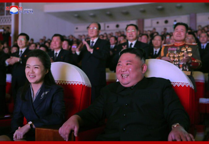 Ông Kim Jong-un và phu nhân đi xem biểu diễn.