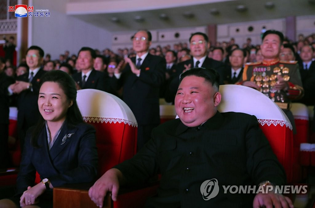Ông Kim Jong-un và phu nhân đi xem biểu diễn.