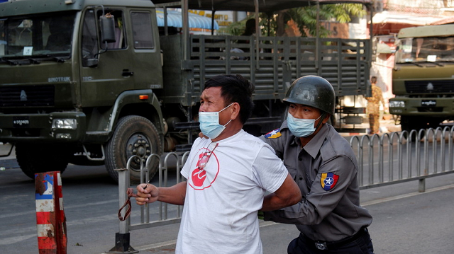 Cảnh sát bắt người biểu tình Myanmar.