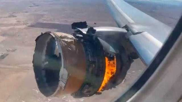 Hình ảnh động cơ máy bay bị cháy.
