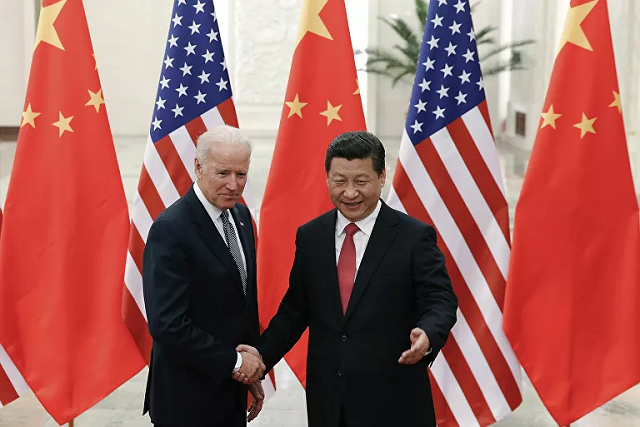 Trong bức ảnh chụp ngày 4/12/2013, tại Bắc Kinh, Chủ tịch Trung Quốc Tập Cận Bình bắt tay ông Joe Biden khi đó là Phó TT Mỹ dưới thời cựu TT Obama.