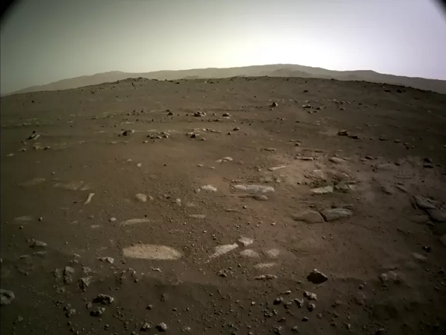 Hình ảnh con tàu Perseverance chụp khi tới sao Hỏa. 