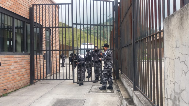 Lực lượng an ninh có mặt tại một nhà tù để kiểm soát bạo loạn.