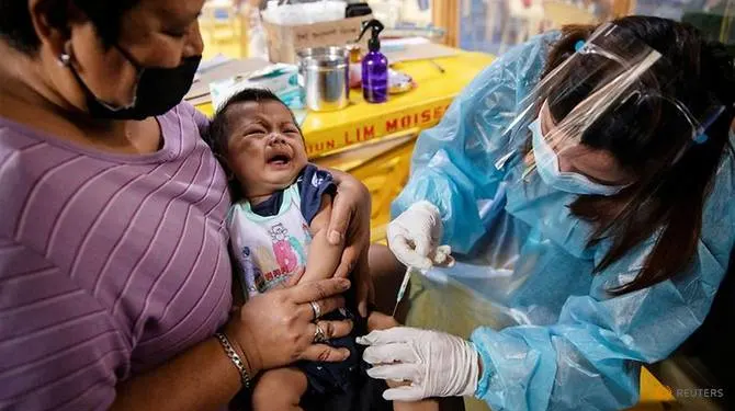 Y tá tiêm vaccine cho một em bé ở Philippines.