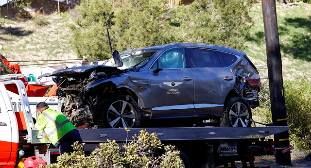 Chiếc xe của Tiger Woods sau vụ tai nạn.