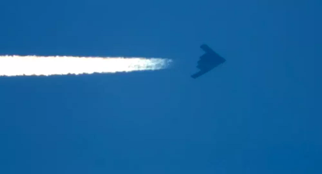 Video: Người dân Mỹ bất ngờ chứng kiến 3 máy bay tàng hình B-2 trên bầu trời