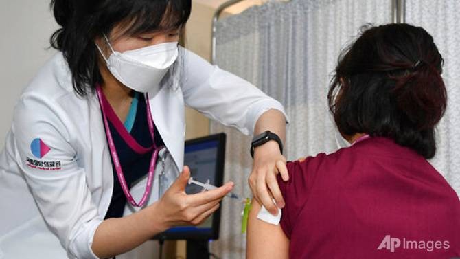 Hàn Quốc tiêm chủng vaccine phòng Covid-19.