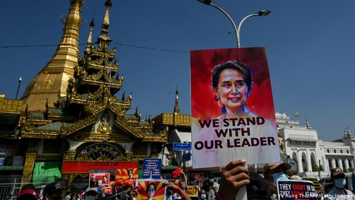 Người ủng hộ mang hình ảnh bà Suu Kyi.