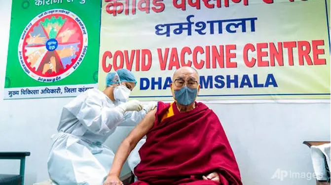 Lãnh đạo tôn giáo Tây Tạng Dalai Lama tiêm vaccine Covishield phòng Covid-19 được sản xuất tại Ấn Độ.
