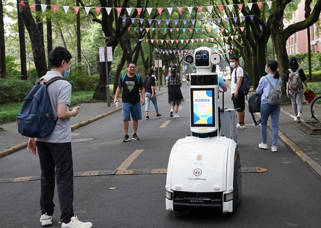 Một robot đang chào đón các sinh viên năm nhất trong khuôn viên trường Đại học Phúc Đán ở Thượng Hải,.