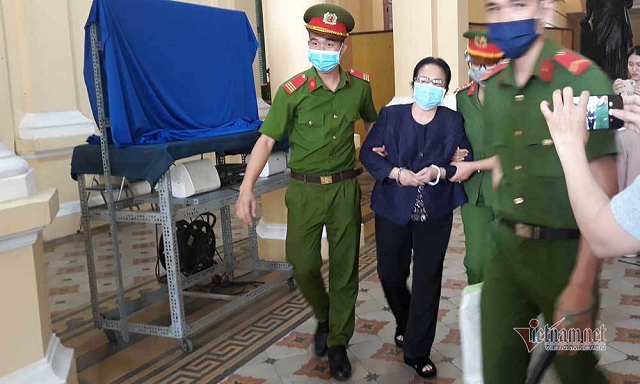 Do sức khỏe kém, lực lượng hỗ trợ tư pháp phải dìu bà Dương Thị Bạch Diệp ra xe về trại giam
