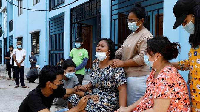 Một gia đình đang chờ đợi để được nhận thi thể của người thân trong cuộc biểu tình tại bệnh viện Thingangyun ở Yangon.
