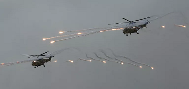 Trực thăng Surion của quân đội Hàn Quốc bắn pháo sáng trong cuộc tập trận Hàn Quốc-Mỹ tại Trường huấn luyện chữa cháy Seungjin ở Pocheon, Hàn Quốc.