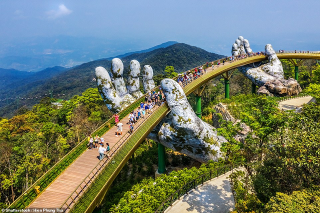 Cầu Vàng ở Đà Nẵng, Việt Nam được khánh thành vào năm 2018, được thiết kế theo hình dáng một bàn tay khổng lồ (làm bằng sợi thủy tinh và dây lưới) đang nhẹ nhàng nâng một con đường cho người đi bộ. Cây cầu này nhìn ra khu nghỉ dưỡng ven biển Đà Nẵng. Mặc dù mới mở cửa và bị ảnh hưởng của đại dịch nhưng nó đã xuất hiện trên 20.000 bài đăng trên Instargram với hashtag #goldenbridgevietnam.