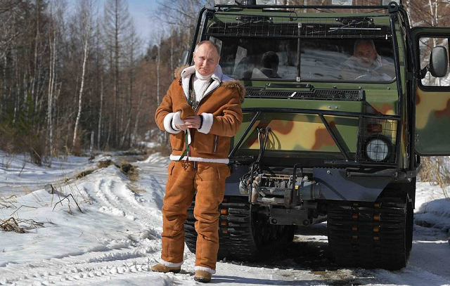 TT Putin tự lái xe bánh xích ở khu vực Siberia vào cuối tuần qua.