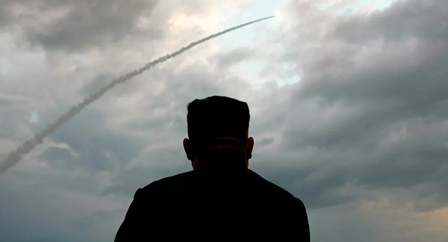 Lãnh đạo Triều Tiên Kim Jong-un theo dõi một vụ phóng tên lửa năm 2019.