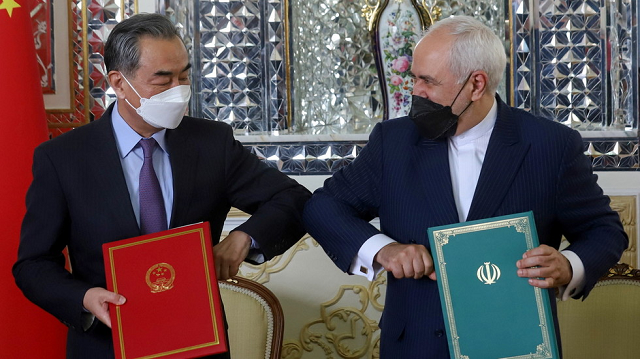 Bộ trưởng Ngoại giao Trung Quốc Vương Nghị và người đồng cấp Iran Mohammad Javad Zarif (phải).