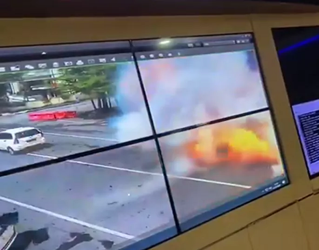 Video khoảnh khắc vụ nổ làm rung chuyển một nhà thờ ở Indonesia