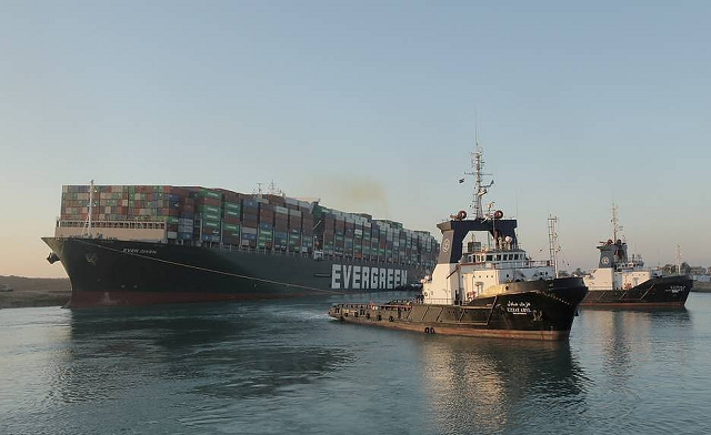 Tàu Ever Given bị mắc kẹt tại kênh đào Suez.