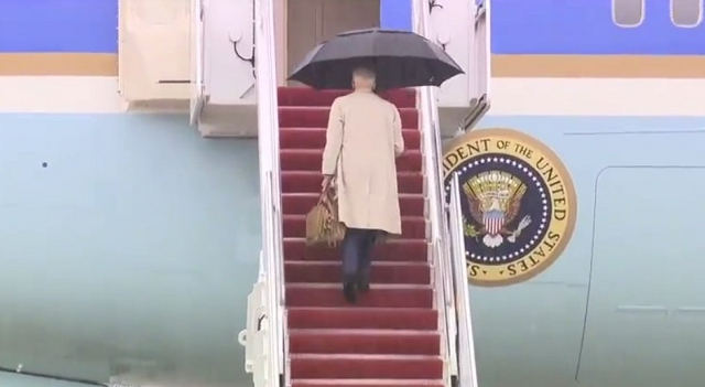TT Mỹ Joe Biden lên máy bay dành cho Tổng thống.