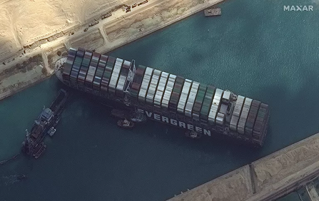 Tàu Ever Given chắn kênh đào Suez.