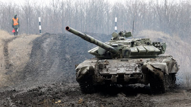 Một xe tăng của các chiến binh thân Nga tại Cộng hòa Nhân dân Donetsk tự xưng (DPR) trong một cuộc tập trận.