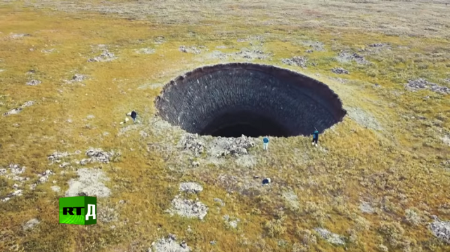 Một hố khổng lồ bí ẩn xuất hiện ở Siberia.