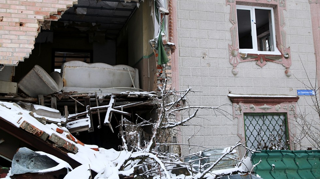 Một ngôi nhà trên phố Stratonautov ở làng Veseloye, vùng Donetsk, bị hư hại trong cuộc giao tranh ở nước cộng hòa Donetsk tự xưng.