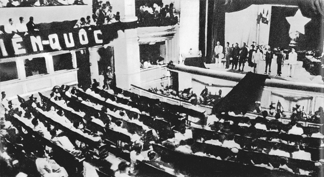 Kỳ họp thứ nhất, Quốc hội khóa I – Quốc hội đầu tiên của nước Việt Nam Dân chủ Cộng hòa sau Tổng tuyển cử ngày 6/1/1946, tại Nhà hát Lớn Hà Nội. Nguồn ảnh: dangcongsan.vn.
