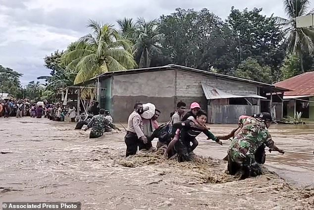 Bão gây lũ lụt ở Indonesia