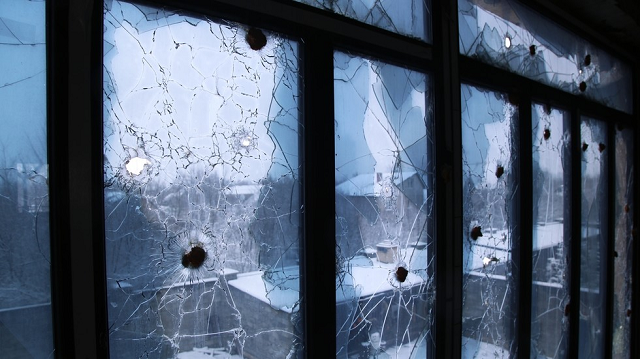 Hình ảnh một cửa sổ bị vỡ sau một trận pháo kích gần đây ở làng Vesyoloye (Vesele) ở vùng Donetsk, Cộng hòa Nhân dân Donetsk, miền Đông Ukraine. 