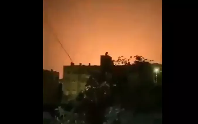 Hình ảnh sau một vụ nổ trên bầu trời thủ đô Damascus của Syria sau một vụ không kích được cho là của Israel.