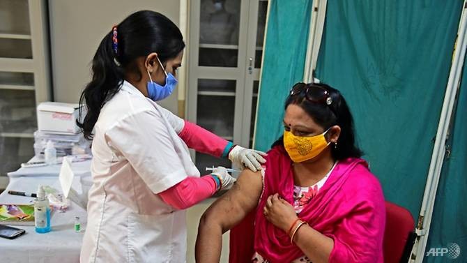 Ấn Độ tiêm vắc xin cho người dân.
