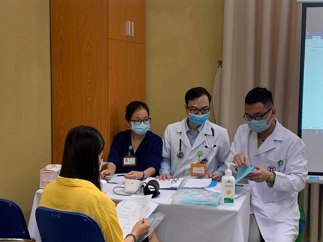 Tư vấn cho tình nguyện viên đầu tiên tiêm mũi 1 vaccine Covivac phòng COVID-19 của Việt Nam.
Ảnh: VGP/Hiền Minh.
