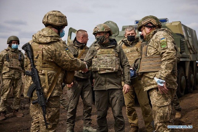 Tổng thống Ukraine Volodymyr Zelensky thị sát các vị trí của Lực lượng vũ trang Ukraine ngày 8/4 vừa qua.