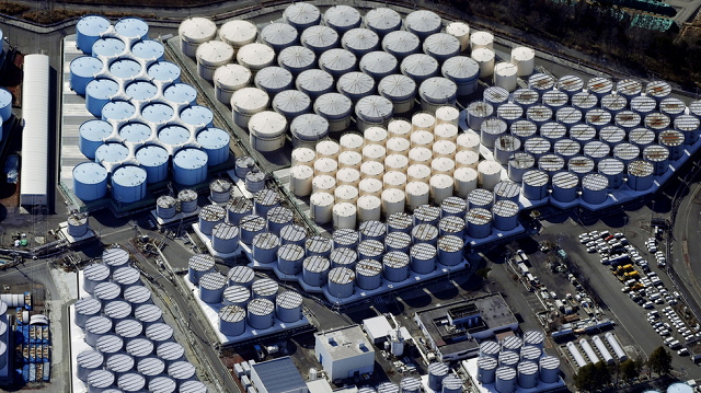 Ảnh chụp từ trên không cho thấy các bể chứa nước đã qua xử lý tại nhà máy điện hạt nhân Fukushima Daiichi bị sóng thần ở thị trấn Okuma, tỉnh Fukushima.
