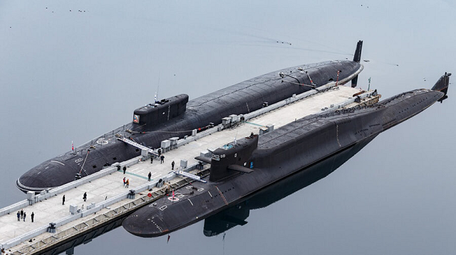 Các tàu ngầm hạt nhân của Nga Prince Vladimir và Yekaterinburg cập bến tại một căn cứ hải quân của Nga ở Gazhiyevo.