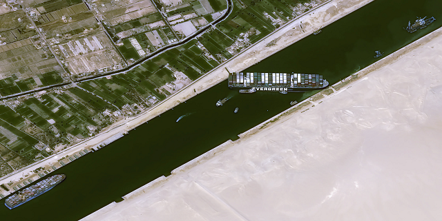 Tàu Ever Given bị mắc kẹt giữa kênh đào Suez.