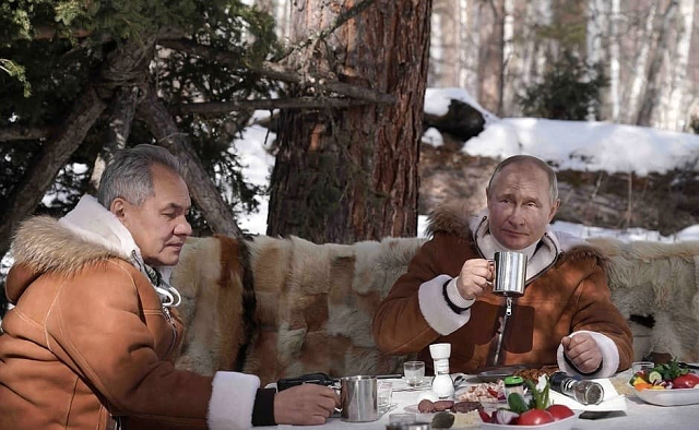 Tổng thống Putin (phải) và Bộ trưởng Quốc phòng Nga Shoigu trong một chuyến đi tới Siberia mới đây.