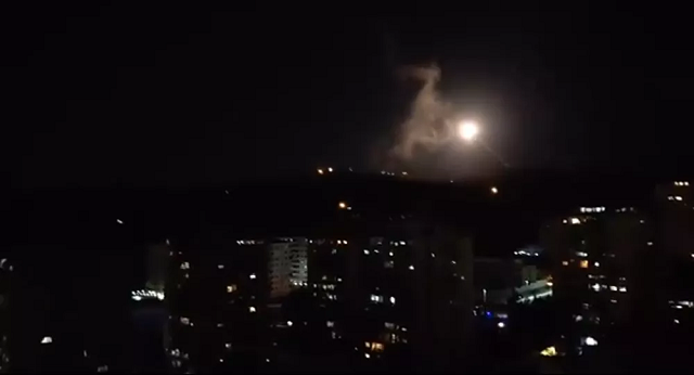 Hình ảnh tên lửa trên bầu trời thủ đô Damascus, Syria.