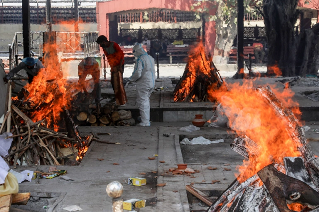 Người thân của các nạn nhân COVID tại lò hỏa táng Nigambodh Ghat ở New Delhi