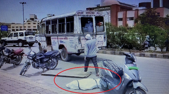 Video: Xe cứu thương hất văng thi thể nạn nhân Covid-19 xuống đường ở Ấn Độ