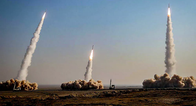 Tên lửa Iran trong một cuộc tập trận.