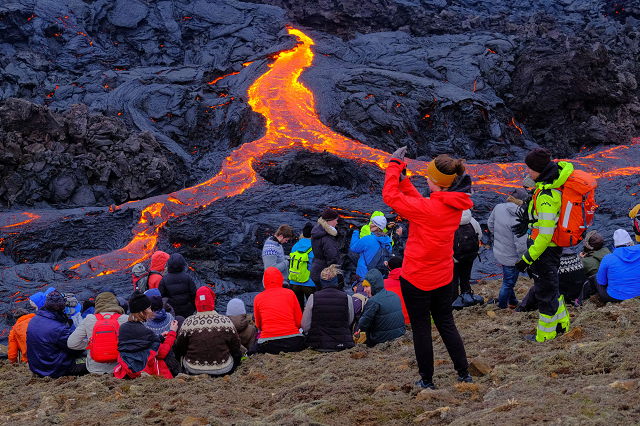 Du khách tới xem núi lửa phun trào ở Iceland.