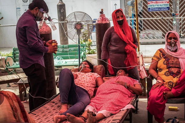 Bệnh nhân thiếu giường bệnh ở Ấn Độ.