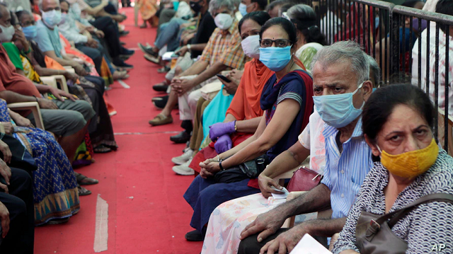 Người Ấn Độ xếp hàng chờ tiêm vắc xin tại Mumbai.