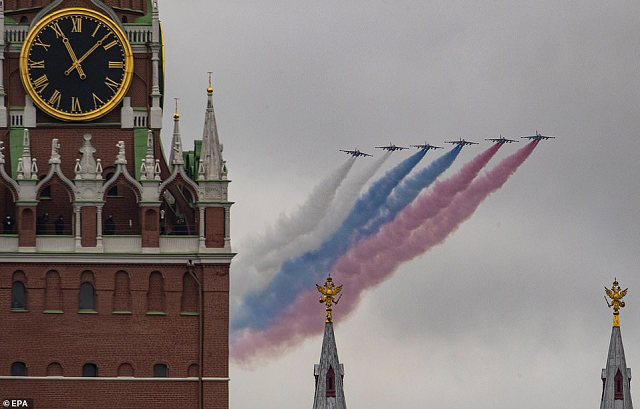 Máy bay Nga biểu diễn trên Quảng trường Đỏ.